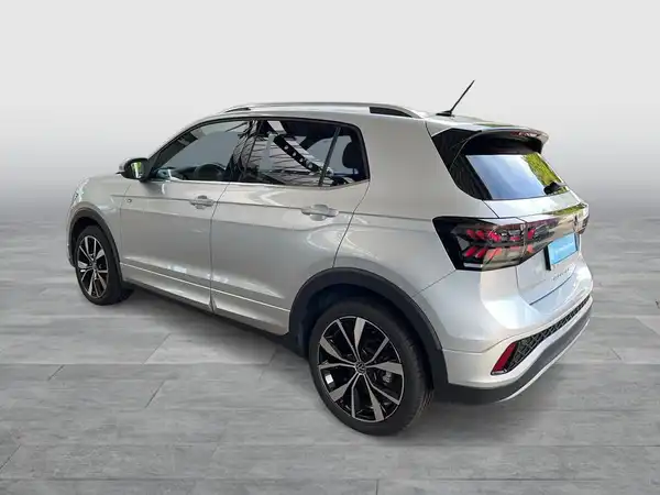 Das Bild zeigt einen silbernen VW T-Cross, aufgenommen von der Seite.