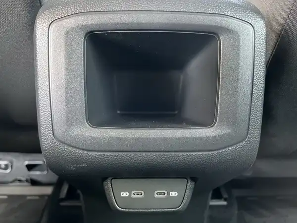 Das Bild zeigt eine Innenaufnahme des VW T-CROSS mit einem schwarzen Interieur.