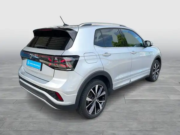 Das Bild zeigt einen silbernen VW T-CROSS von hinten aufgenommen.