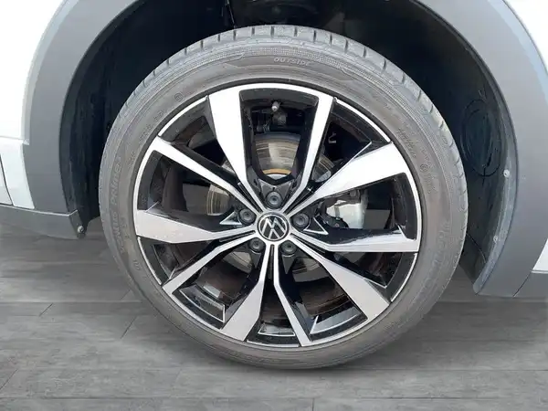 Das Bild zeigt die Seite eines VW T-CROSS mit einer Nahaufnahme des Rades.