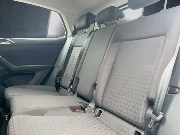 Das Bild zeigt den Innenraum eines VW T-CROSS, speziell die Rücksitze in grauer Farbe.