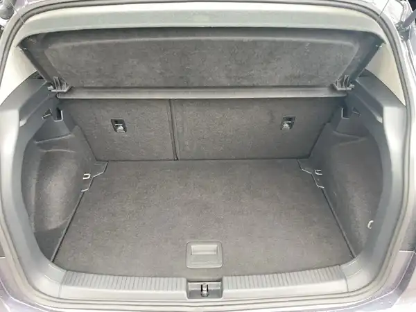 Das Bild zeigt den Kofferraum eines Fahrzeugs aus der Rückansicht. Der Kofferraum hat einen einheitlichen, schwarzen Innenraum.