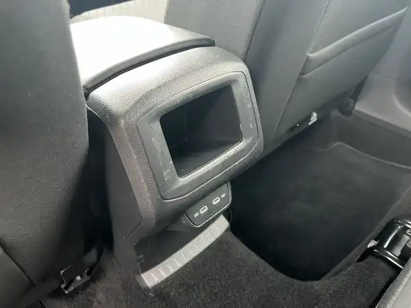 Das Bild zeigt den Innenraum des Fahrzeugs, speziell den Bereich hinter den vorderen Sitzen mit einem schwarzen Interieur.