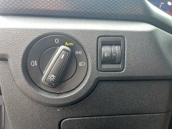 Das Bild zeigt eine Innenaufnahme des Fahrzeugs, konkret den Bereich um den Lichtschalter. Das Interieur ist schwarz.