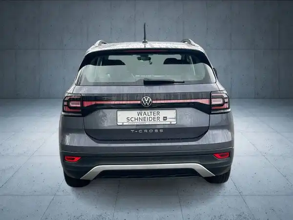 Das Bild zeigt den VW T-CROSS von hinten in grauer Farbe, mit dem Händlerlogo "WALTER SCHNEIDER".