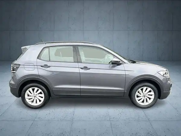 Das Bild zeigt einen grauen VW T-CROSS von der Seite.