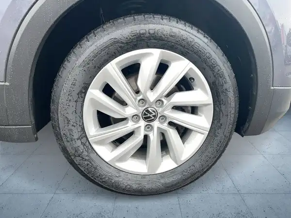Das Bild zeigt die Seite eines VW T-CROSS mit einem Fokus auf dem Rad und der Felge.