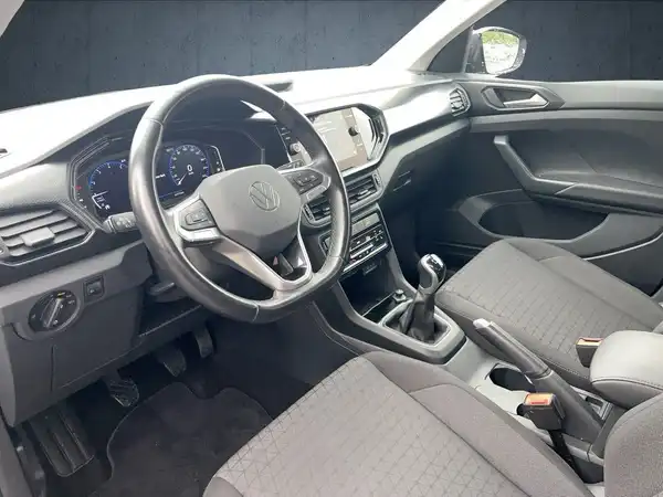 Das Bild zeigt das Innere eines VW T-CROSS mit schwarzem Interieur.