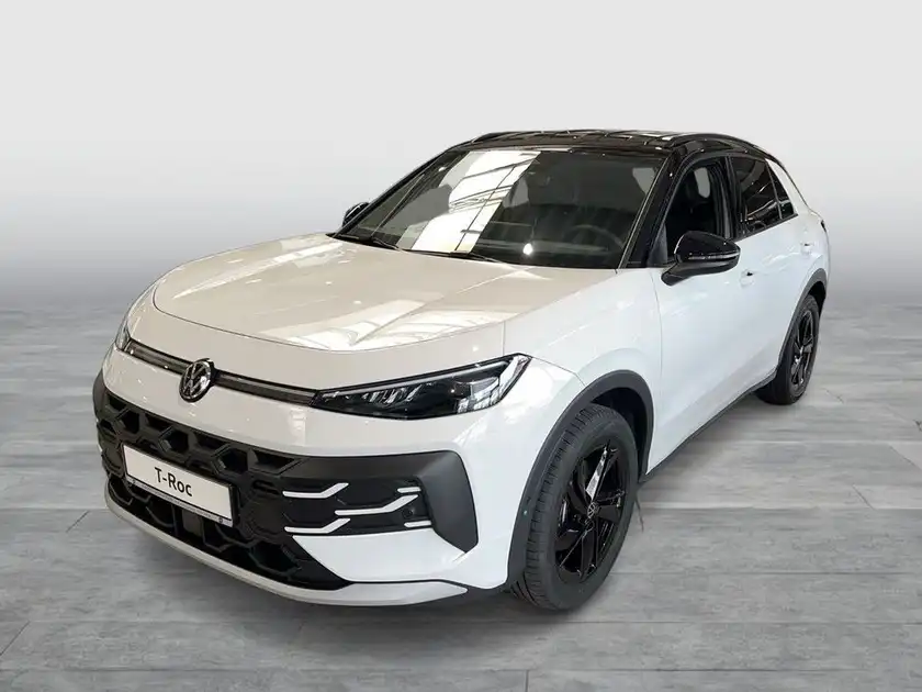 Das Bild zeigt einen weißen VW T-Roc, aufgenommen von der Seite. Es gibt ein Händlerlogo und eine Texteinblendung mit dem Hinweis 'Sofort verfügbar'.