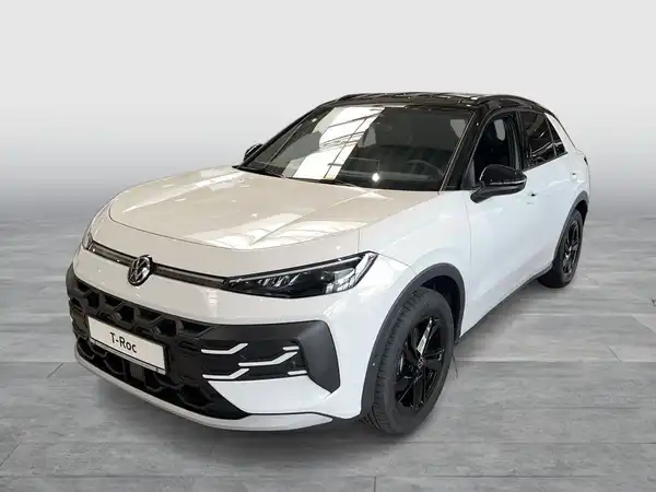 Das Bild zeigt einen weißen VW T-Roc, aufgenommen von der Seite. Es gibt ein Händlerlogo und eine Texteinblendung mit dem Hinweis 'Sofort verfügbar'.