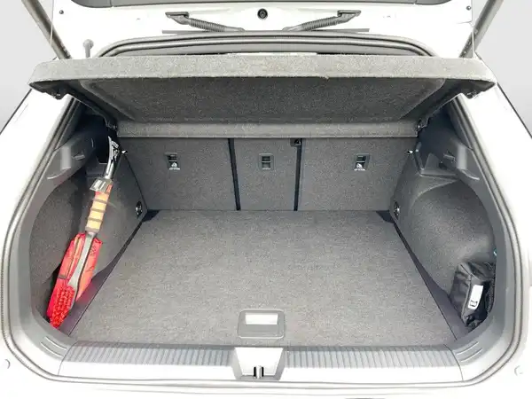 Das Bild zeigt den Kofferraum eines VW T-ROC, die Innenfarbe ist grau.