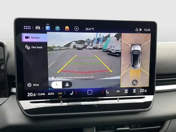 Das Bild zeigt einen Bildschirm des Fahrzeugs mit einer Rückfahrkameraansicht und markanten Texteinblendungen.