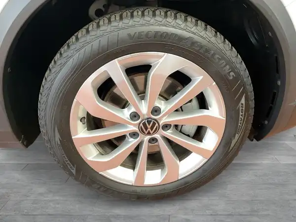 VW T-ROC (8/15)