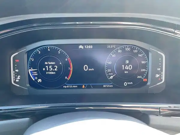 Das Bild zeigt das Cockpit eines VW T-ROC mit digitalen Instrumentenanzeigen. Die Innenfarbe scheint schwarz zu sein.