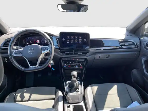 Das Bild zeigt das Innere eines VW T-ROC. Das Interieur ist in Schwarz gehalten.