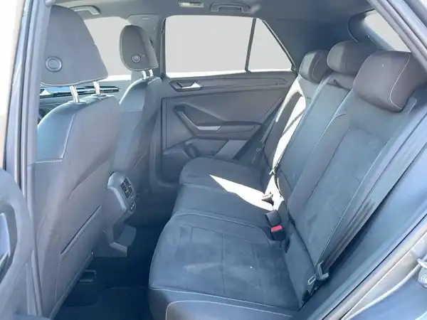 Das Bild zeigt den Innenraum des VW T-ROC mit einer Aufnahme der hinteren Sitze. Die Interieurfarbe ist schwarz.