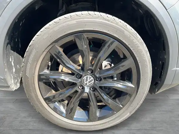 Das Bild zeigt einen seitlichen Blick auf das Rad eines VW T-ROC in silberner Farbe.