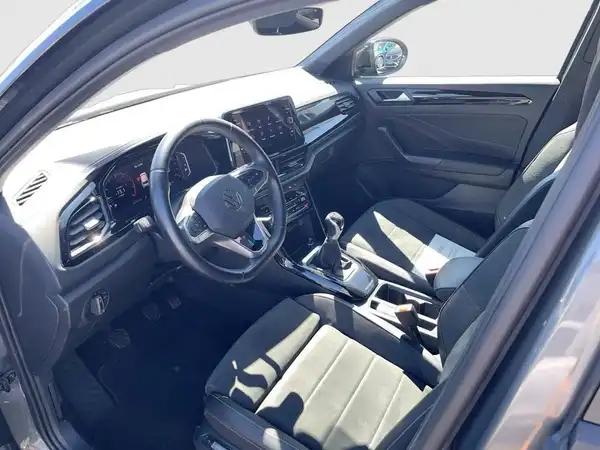 Das Bild zeigt den Innenraum eines VW T-Roc in schwarzer Ausstattungsfarbe.