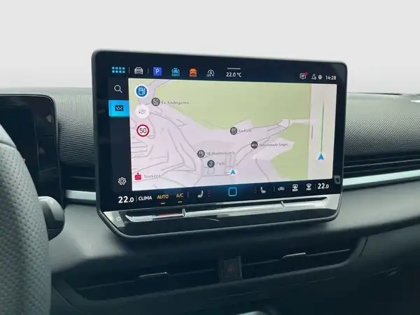 Das Bild zeigt das Innere des Fahrzeugs mit einem Display, das eine Navigationskarte abbildet. Die Innenfarbe scheint schwarz zu sein.