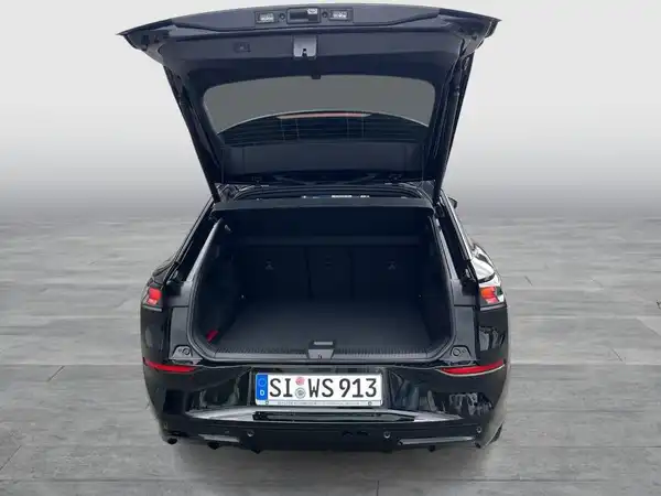 Das Bild zeigt den Kofferraum eines schwarzen VW T-ROC, aufgenommen von hinten.