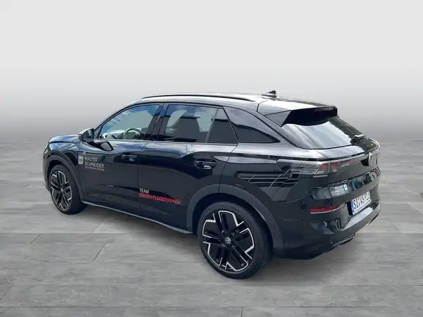 Bild zeigt einen schwarzen VW T-ROC von der Seite, mit markanten Texteinblendungen.