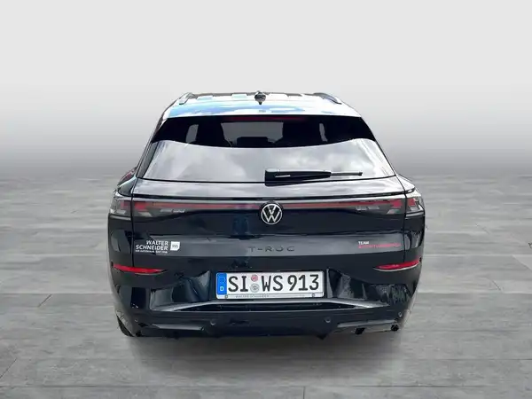 Ein schwarzer VW T-ROC, von hinten aufgenommen. Es handelt sich um ein Fahrzeugbild.