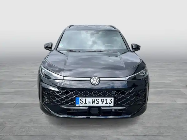 Das Bild zeigt einen schwarzen VW T-ROC aus der Frontansicht.