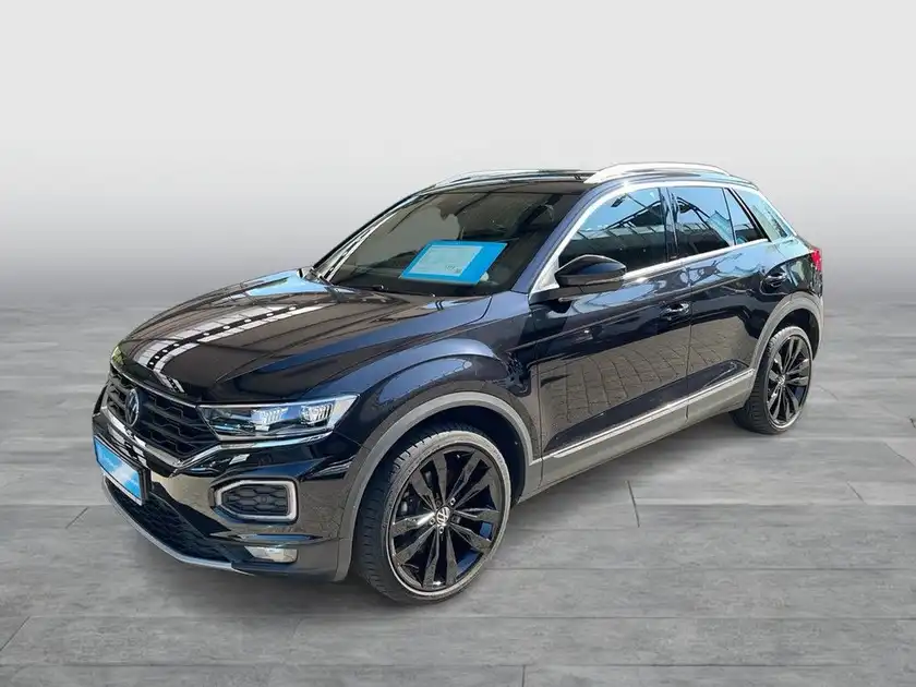 Das Bild zeigt einen VW T-ROC in schwarzer Farbe, aufgenommen von der Seite.