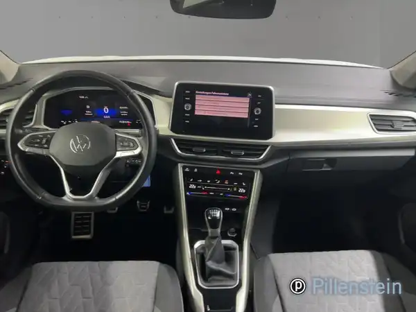 Innenaufnahme eines VW T-ROC mit schwarzem und grauem Interieur aus Stoff und Kunststoff.
