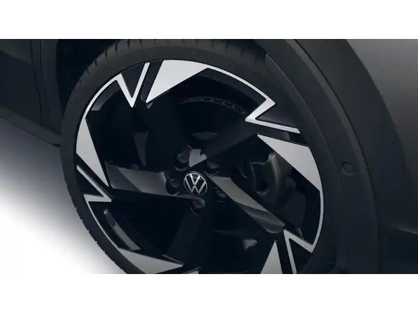 Ein Bild des Rades eines VW T-Roc in schwarz mit einem auffälligen Felgendesign.
