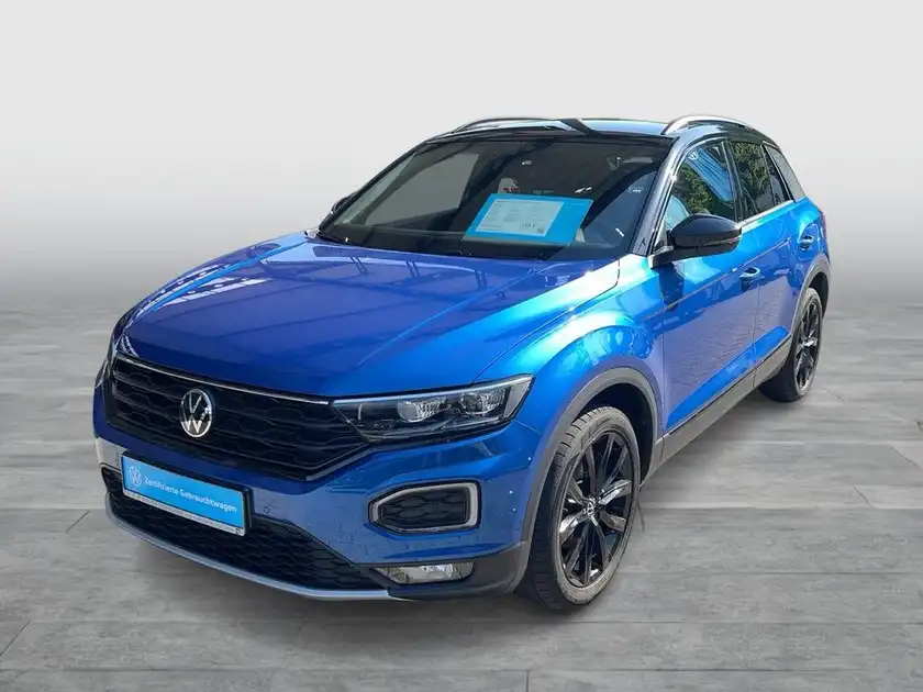 Das Bild zeigt einen blauen VW T-ROC von vorne.