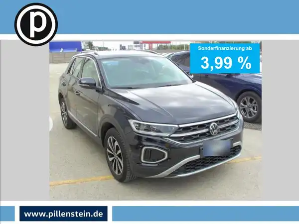 Das Bild zeigt einen schwarzen VW T-ROC von vorne. Es enthält das Händlerlogo und markante Texteinblendungen zur Sonderfinanzierung.