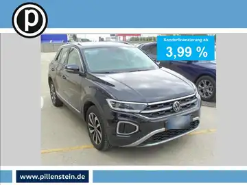 Das Bild zeigt einen schwarzen VW T-ROC von vorne. Es enthält das Händlerlogo und markante Texteinblendungen zur Sonderfinanzierung.