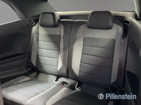 Das Bild zeigt den Innenraum eines VW T-ROC CABRIOLET, speziell die Rücksitze in schwarz mit grauen Akzenten.