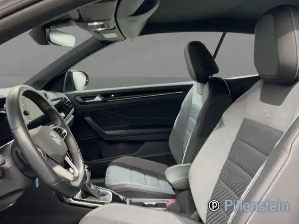 Das Foto zeigt die Innenansicht eines VW T-ROC Cabriolet in grau.