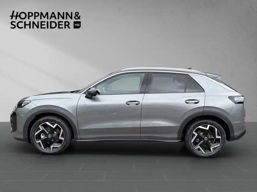Eine seitliche Aufnahme eines silbernen Fahrzeugs, wahrscheinlich ein SUV, mit einem angeblichen Händlerinformationen im oberen Bereich.