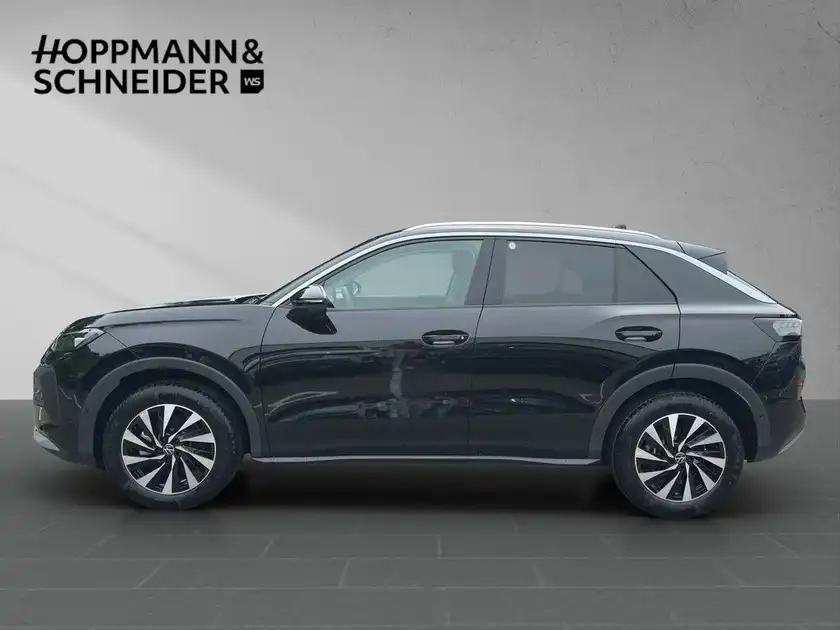 Seitenansicht eines schwarzen Fahrzeugs, möglicherweise ein VW T-ROC. Das Händlersiegel von HOPPMANN & SCHNEIDER ist im Bild enthalten, jedoch keine weiteren Texteinblendungen.