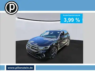 Das Bild zeigt einen schwarzen VW T-ROC von vorne, mit einer Anzeige für Sonderfinanzierung, die 3,99 % beträgt, und enthält ein Händlogo.
