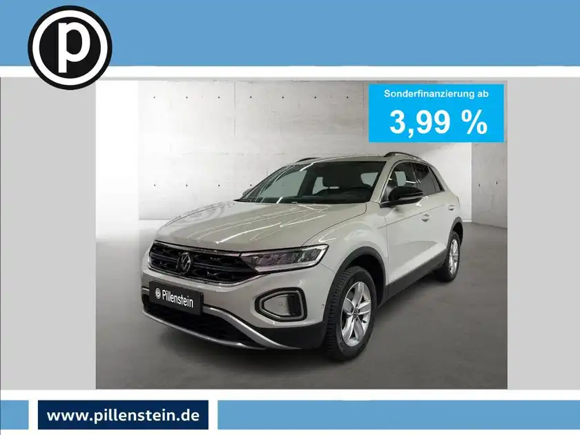 Das Bild zeigt einen VW T-ROC von vorne in silberner Farbe. Es enthält das Händlerlogo und eine Texteinblendung über eine Sonderfinanzierung.