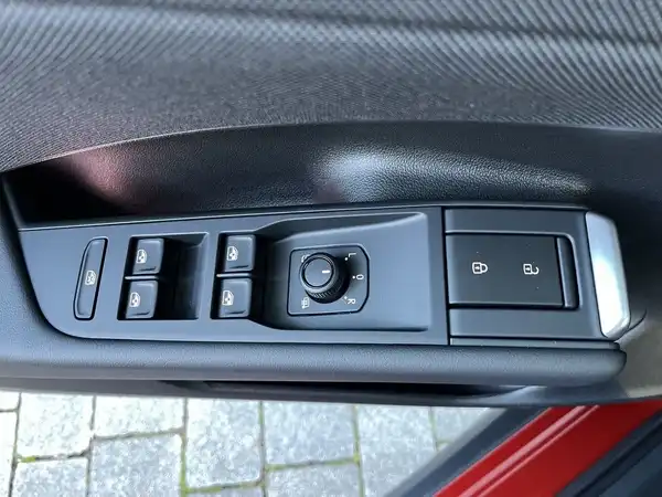 VW T-ROC (17/25)