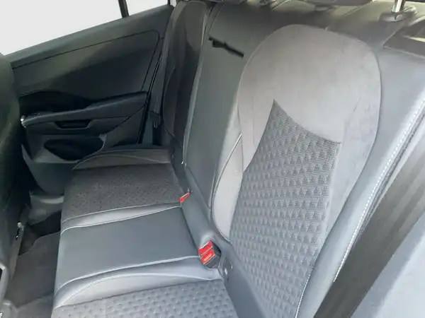 Das Bild zeigt den Innenraum eines VW T-ROC mit einer schwarzen Rückbank.