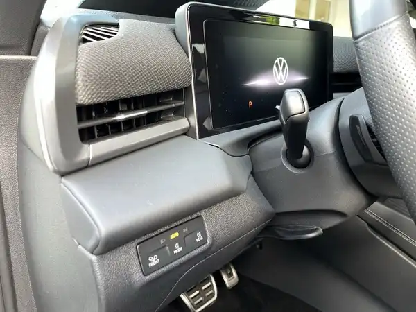 Das Bild zeigt das Innere eines VW T-ROC mit schwarzem Interieur.