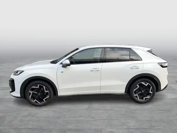 Das Bild zeigt einen weißen VW T-ROC von der Seite.