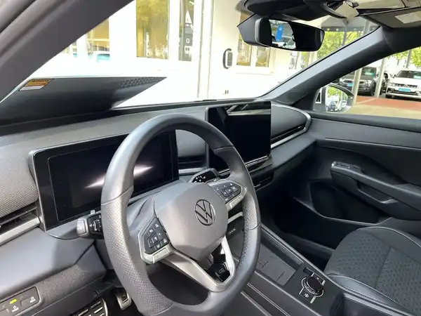 Aufnahme des Fahrzeuginnenraums eines VW T-ROC in schwarzer Innenausstattung.