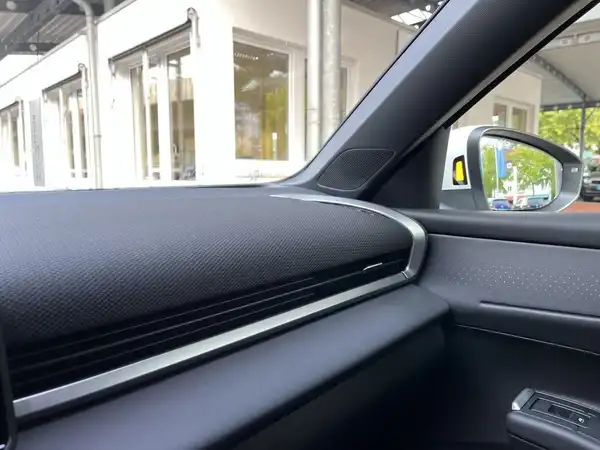 Das Bild zeigt die Innenansicht eines Fahrzeugs, die Armaturentafel ist schwarz.