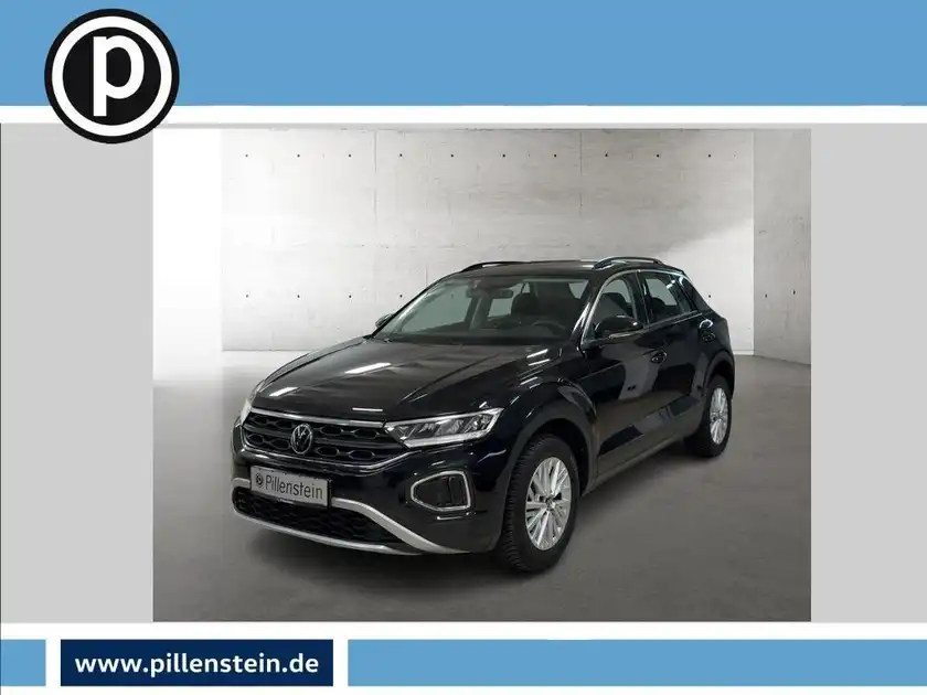 Das Bild zeigt einen schwarzen VW T-ROC aus seitlicher Perspektive. Auf dem Bild ist ein Händlerlogo und markante Texteinblendungen zu sehen.