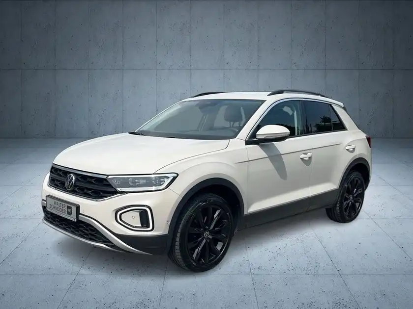 Das Bild zeigt einen weißen VW T-Roc von der Seite. Es handelt sich um ein normales Fahrzeugbild.