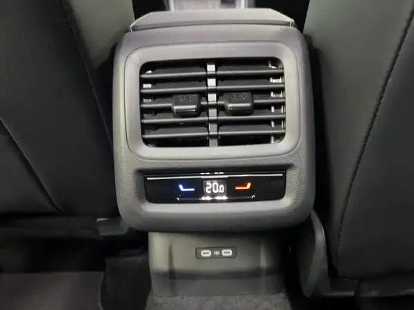 Das Bild zeigt eine Innenaufnahme des VW T-ROC, spezifisch den Bereich der Rücksitze mit Belüftungsöffnungen und Steuerungselementen für die Klimaanlage.