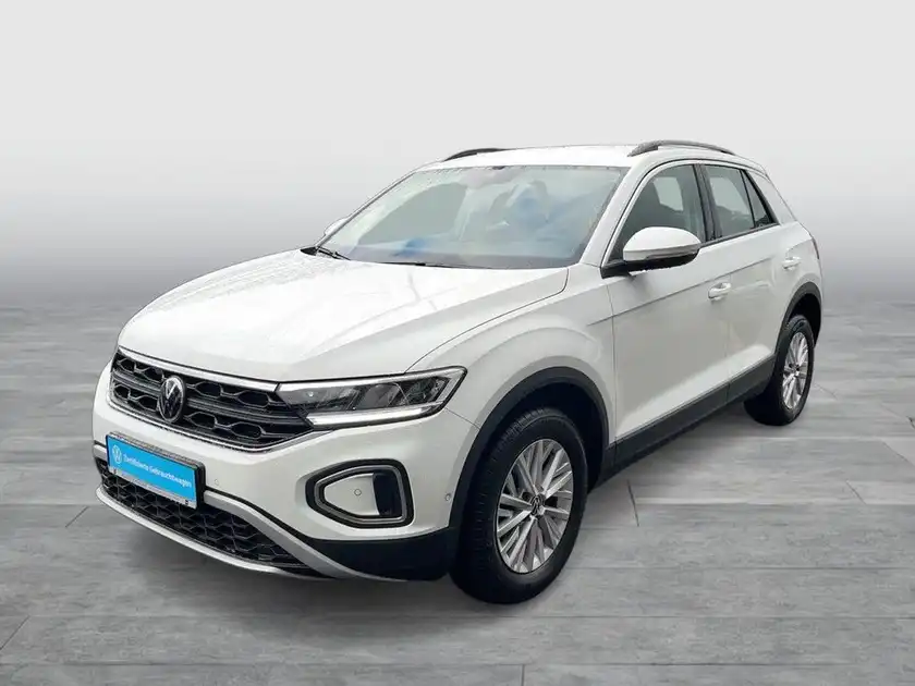 Das Bild zeigt einen weißen VW T-Roc aus der Frontansicht.