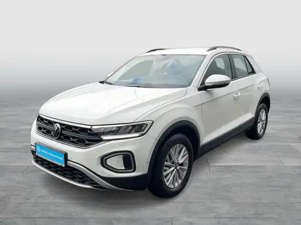 Das Bild zeigt einen weißen VW T-Roc aus der Frontansicht.